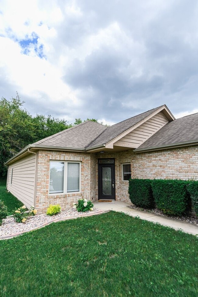 Building Photo - 2 bed 2 bath Ranch Townhouse in Winfield