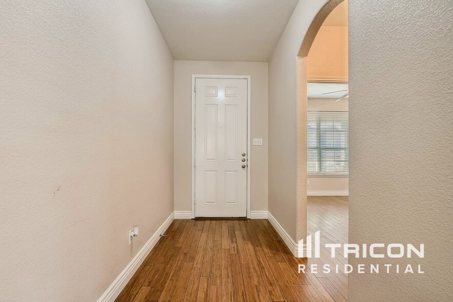 Building Photo - 1735 Oak Glen Dr