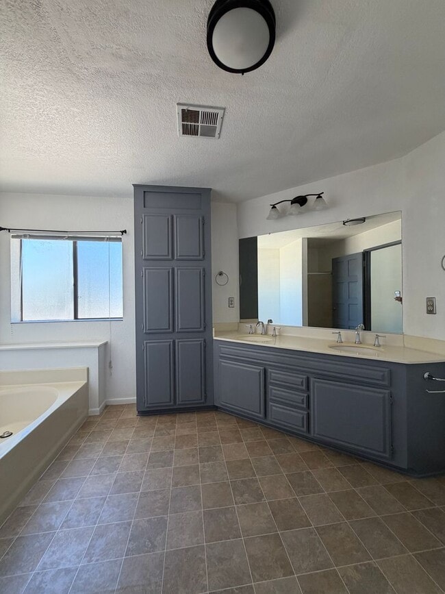 Building Photo - Beautiful 3 Bedroom House Located on Calico Lake