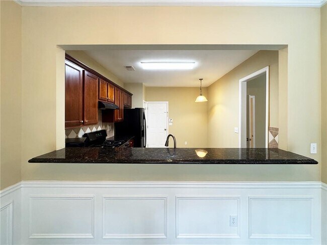 Building Photo - 2442 Fairlie Dr