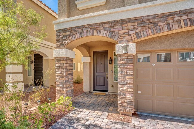 Building Photo - Beautiful 4 Bed 2.5 Bath Home Jones and Wa...