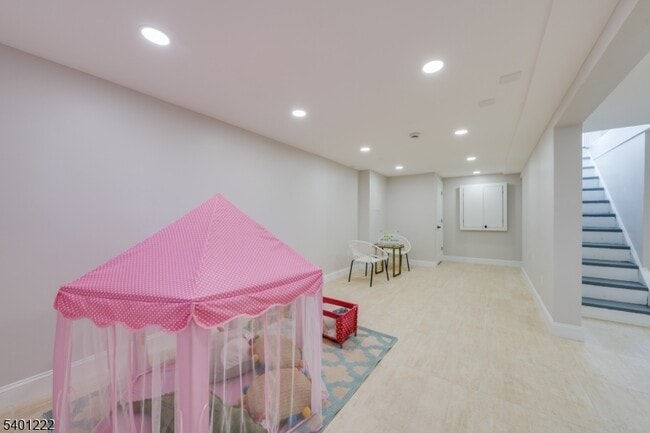 Building Photo - 21 Lombardy Pl