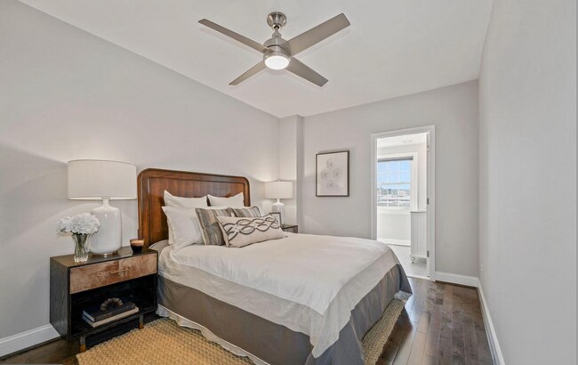 Building Photo - 4 bed 3.5 bath. Parking! Pets Welcome!