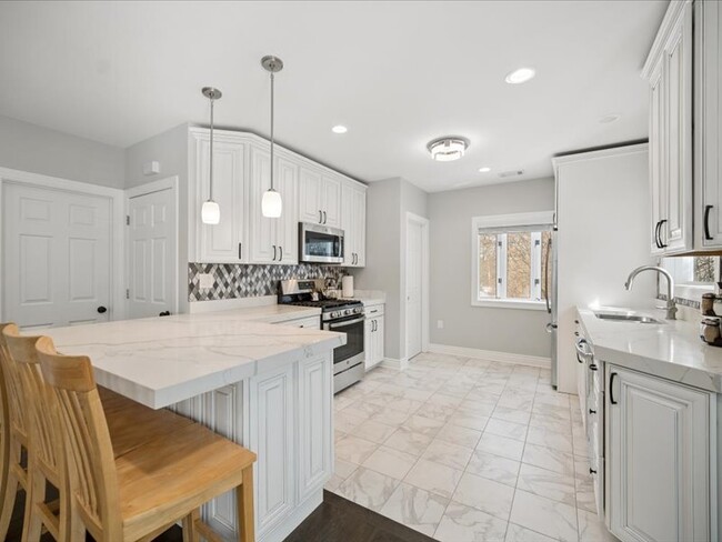 Building Photo - 2325 Shady Ln