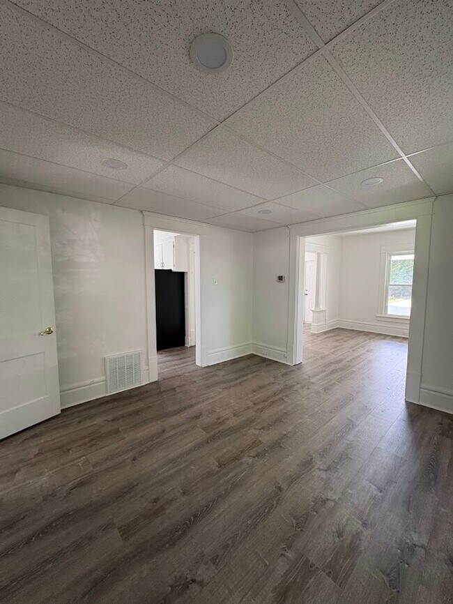 Building Photo - Three bedroom two bathroom home for rent