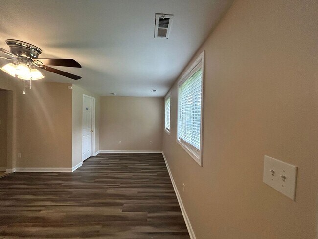 Building Photo - Welcome to this charming Ranch style home!