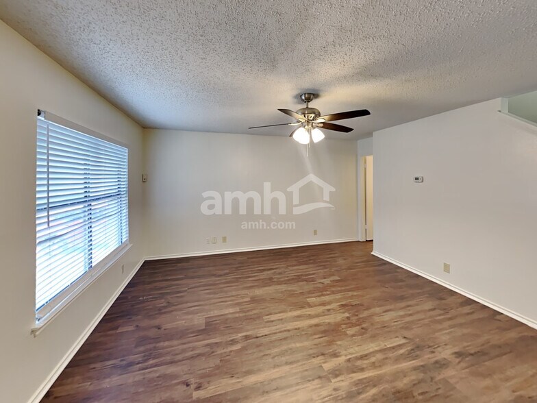 Building Photo - 8931 Kenton Briar