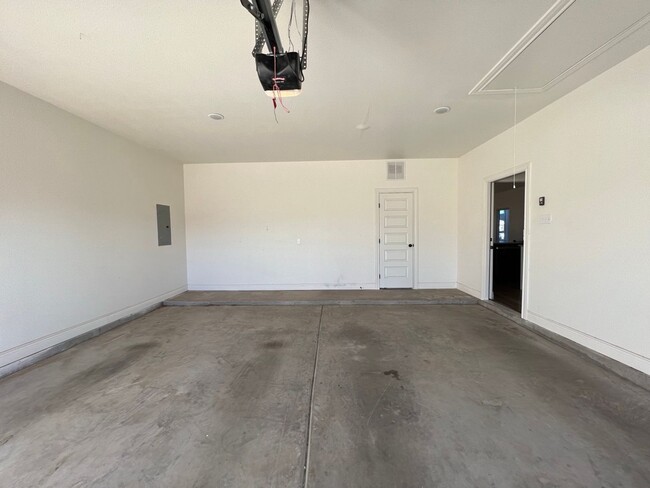 Building Photo - Easy Living with AMRR: Beautiful 4-Bedroom Home Near HEB