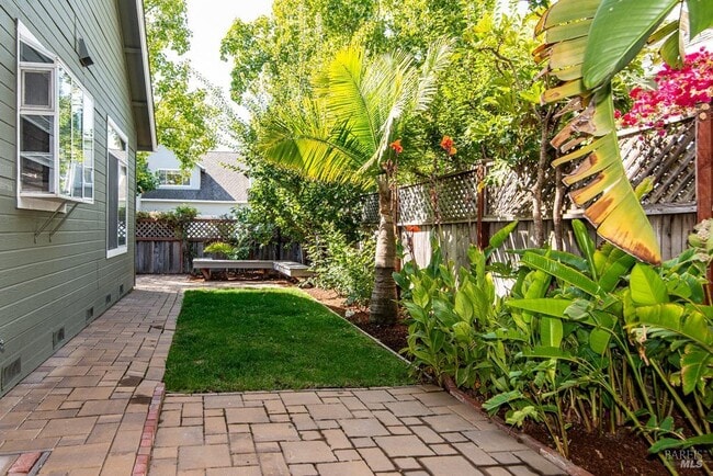 Building Photo - 23 Baypoint Dr