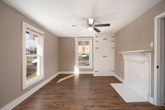 Building Photo - 2 Bedroom Home For Rent Near The Old Train Station!