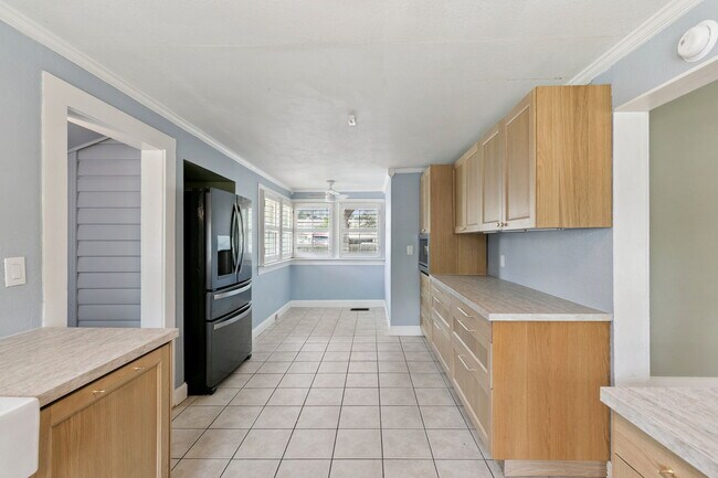 Building Photo - 2400 S Park Ave