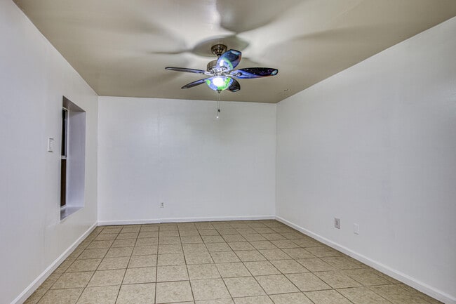 Building Photo - 8613 Kingsway Dr