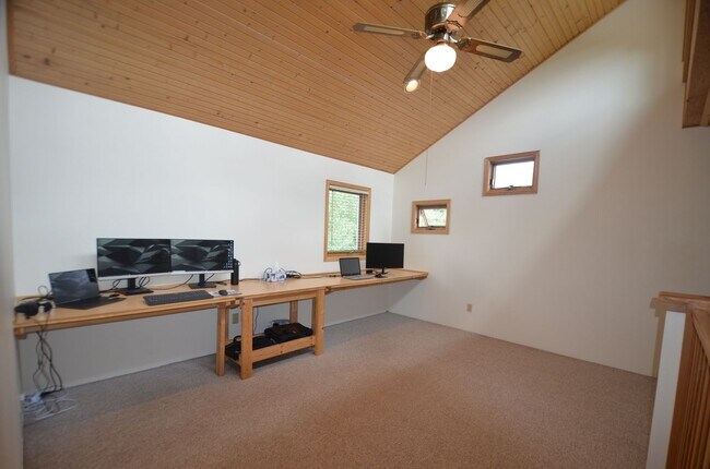 Building Photo - Extended Winter Rental!  Beautiful 3bed/2 ...