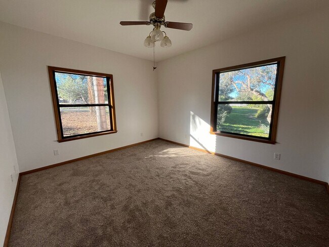 Building Photo - 18655 Oak Ridge Ln