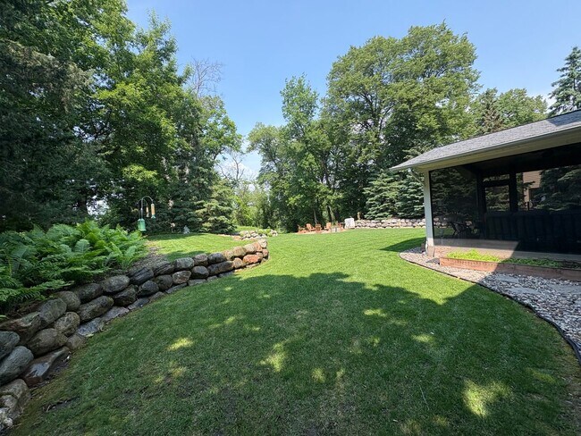 Building Photo - 6560 Shadow Ln