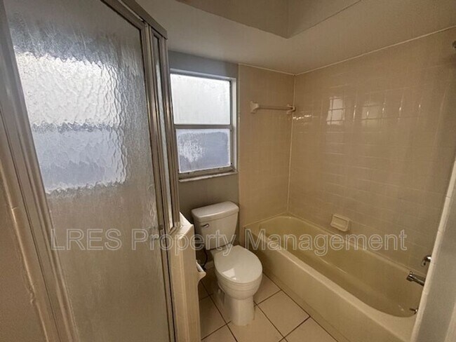 Building Photo - 1004 Stout Ct