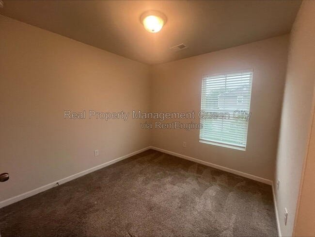 Building Photo - 2407 Lazette Dr