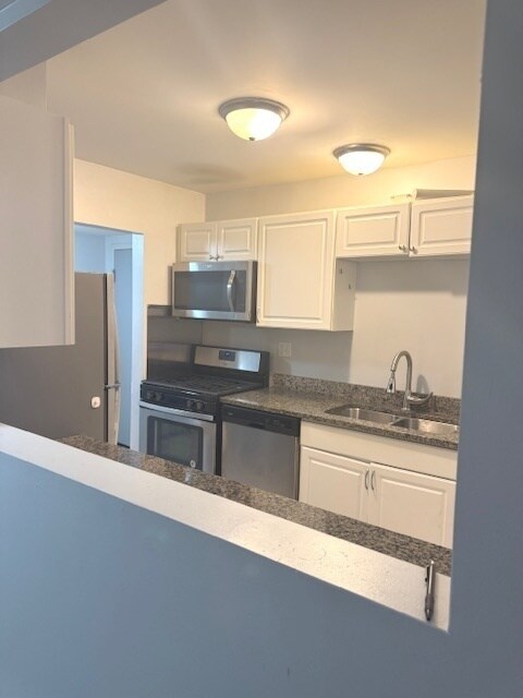 Building Photo - 5201 Carriage Way Dr