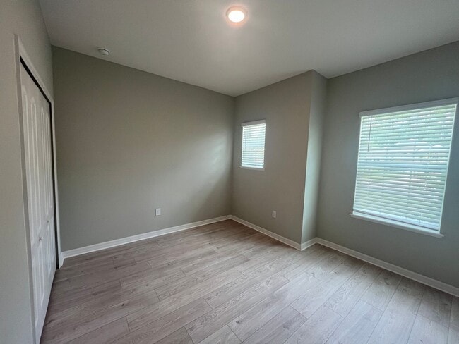 Building Photo - Like-New Lakefront Home in Sawmill Creek