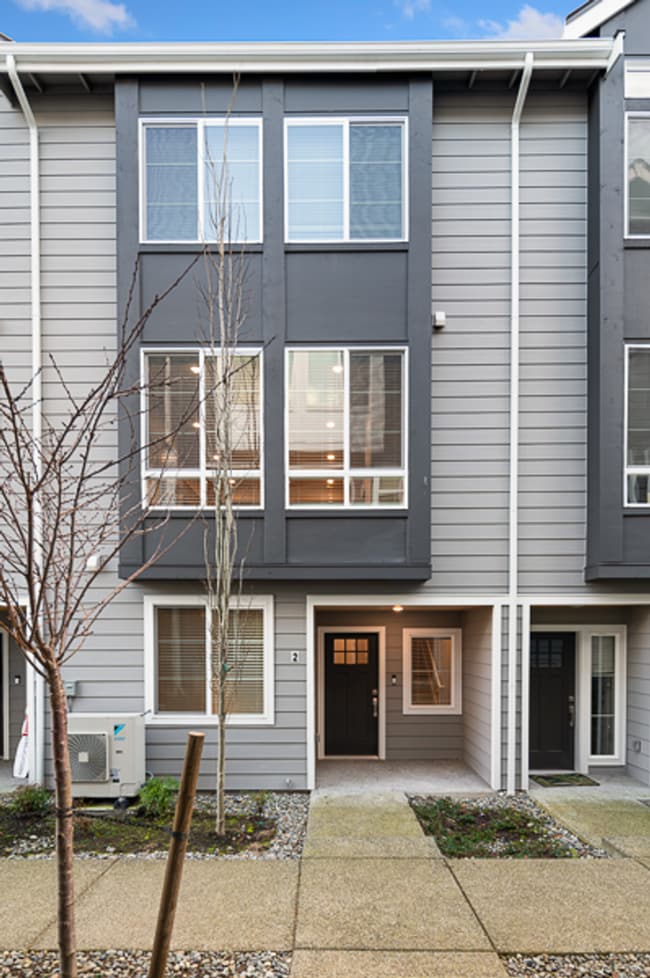 Building Photo - Kenmore Townhome | 4 Bed 3.5 Bath | $3,725