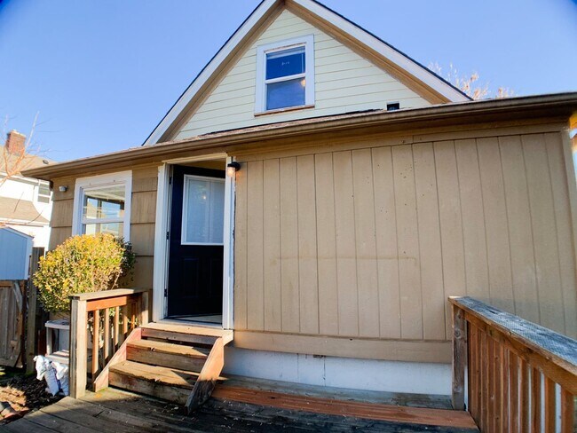 Building Photo - Adorable 3bdrm Home in Great Neighborhood! Lovely Yard!