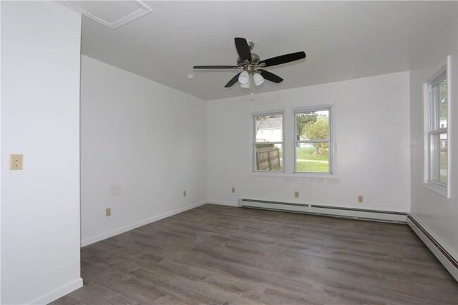 Building Photo - 348 Center Dr