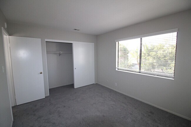 Building Photo - Oxnard | 4 bedroom + 2.5 bathroom Single F...