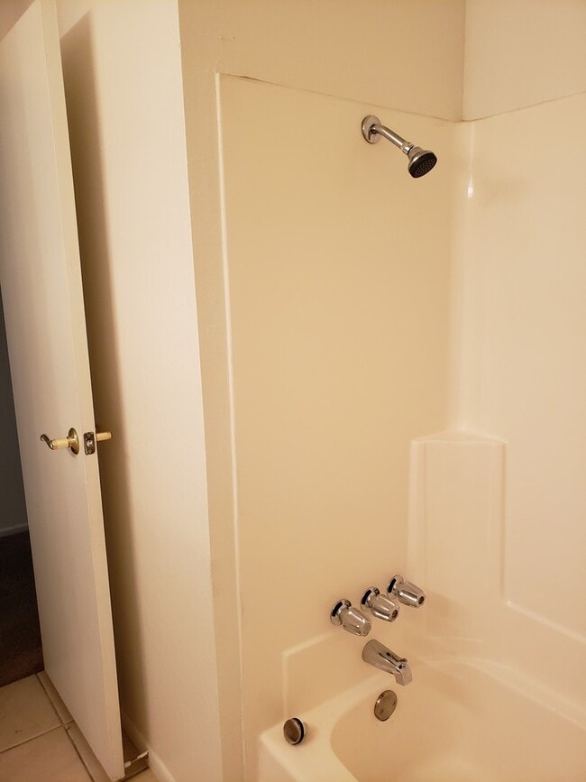 Building Photo - 3 Bed 2 Bath Townhome Close To The Strip!