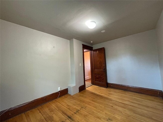 Building Photo - 950 Arkwright St N
