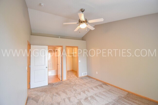 Building Photo - 2 Bedroom, 2.5 bath townhome in Urbandale ...