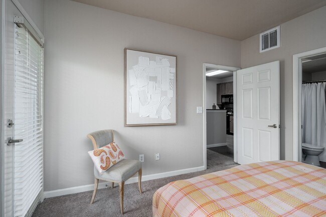 Building Photo - 600 13th St E