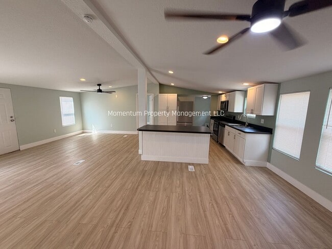 Building Photo - BEAUTIFUL 3/2 AVAILABLE NOW! ASK ABOUT OUR SPECIALS!!!