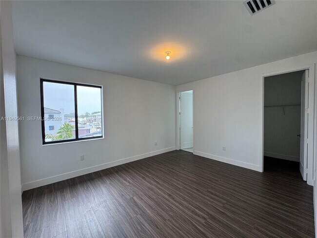 Building Photo - 19749 NE 16th Pl