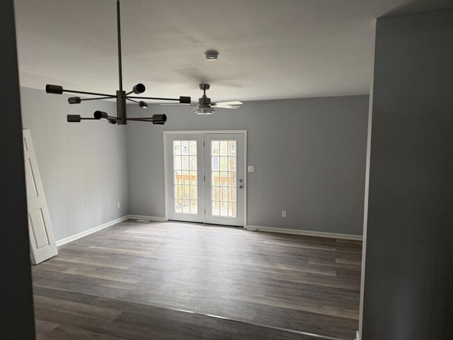 Building Photo - 1700 Lone Oak Rd