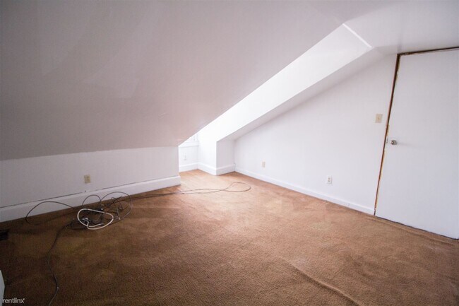 Building Photo - 3 br, 1 bath House - Uptown close To Point...