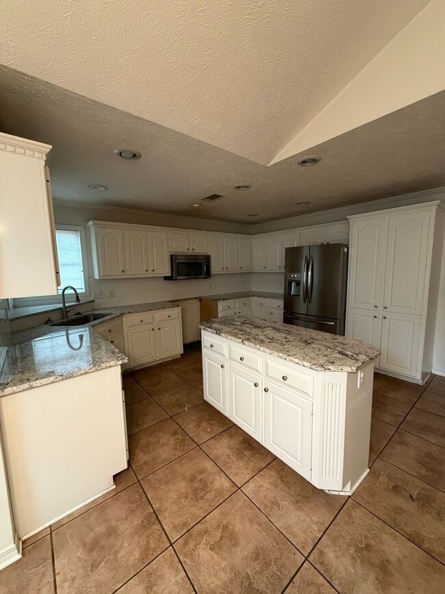 Building Photo - 2 story 3 bed/ 2.5 bath home