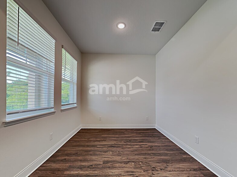 Building Photo - 1305 Mount Logan Dr