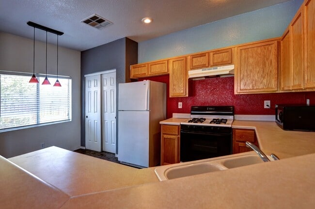 Building Photo - 6530 Bucking Horse Ln