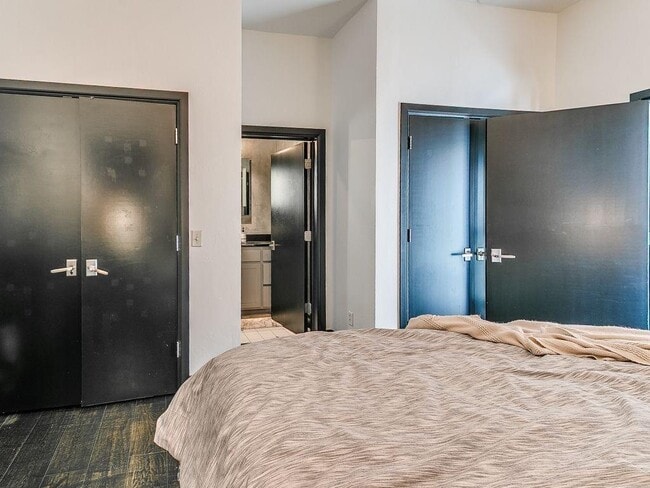 Building Photo - 115 NE 3rd St