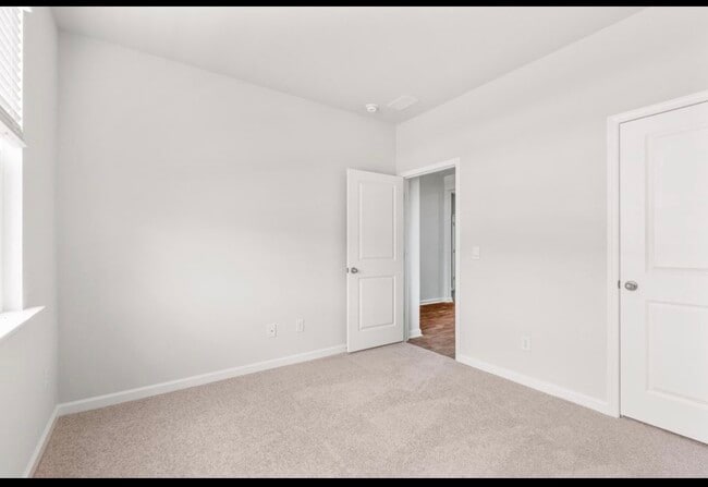 Building Photo - 102 Green Passage Ln