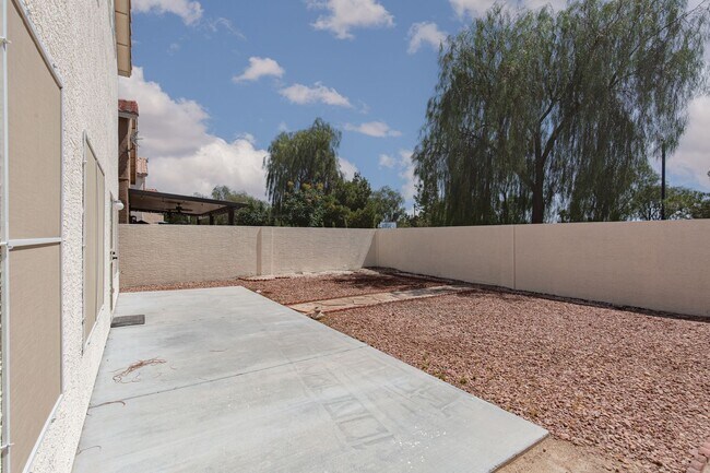 Building Photo - 3 bedroom home located near 215 Freeway and shopping.