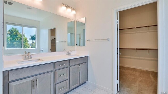 Building Photo - 2832 E Clementine Dr