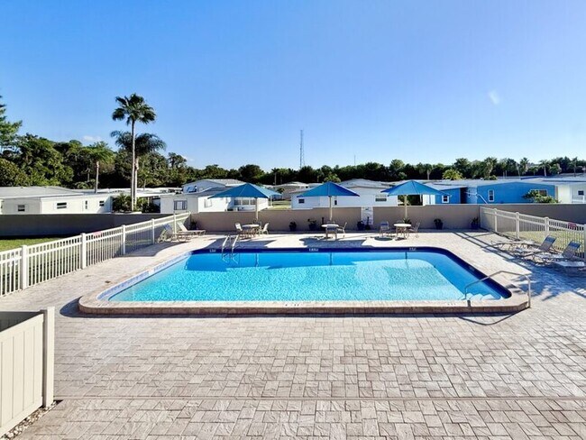 Building Photo - 2131 Ridge Rd S