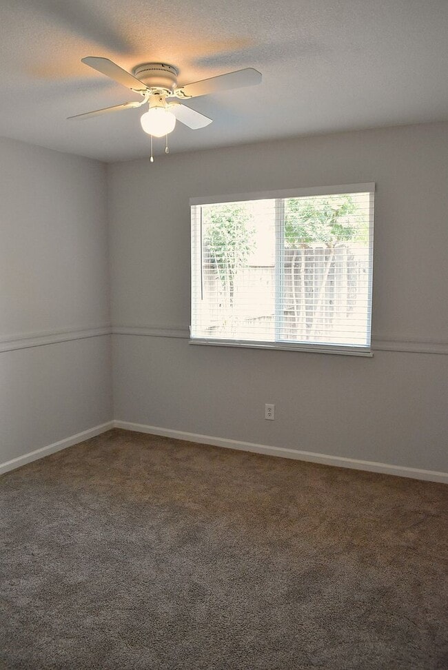 Building Photo - Tastefully updated home close to shopping and remodeled elementary school!