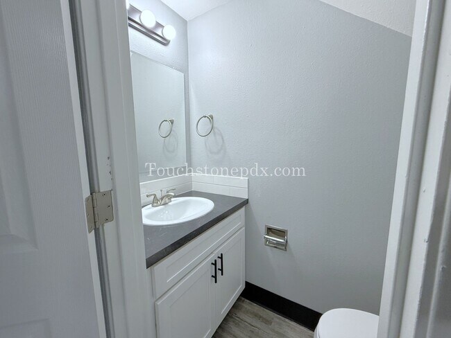 Building Photo - Modern 2-bedroom Apartment in Skylark Apartments