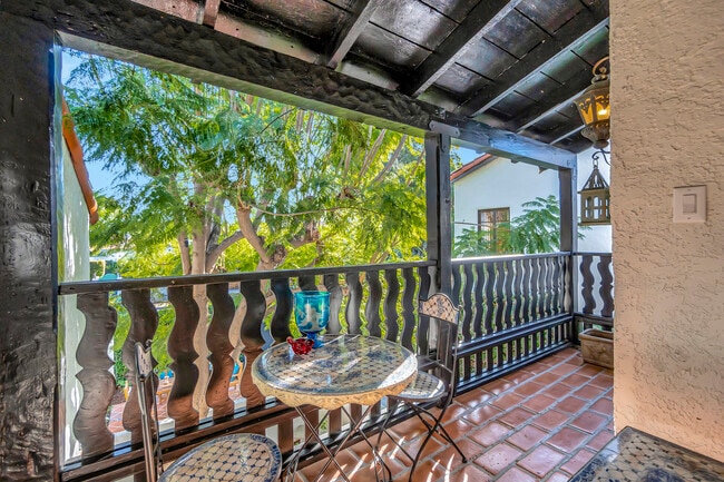 Building Photo - 343 N Croft Ave