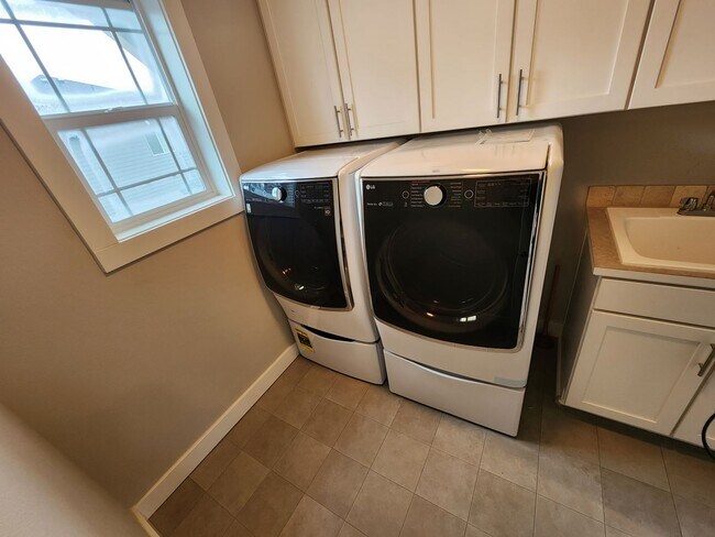 Building Photo - Large Spacious 4 Bed Home