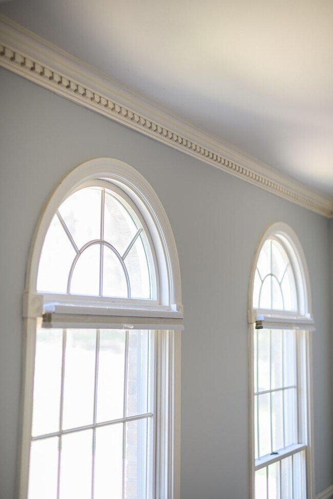 Building Photo - 5 bedroom / 2.5 bathroom Home for Rent in Valparaiso