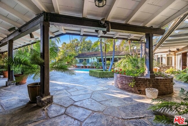 Building Photo - 829 Whittier Dr