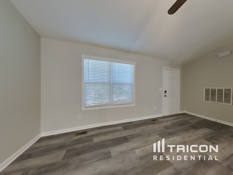 Building Photo - 65 Thorn Thicket Ct